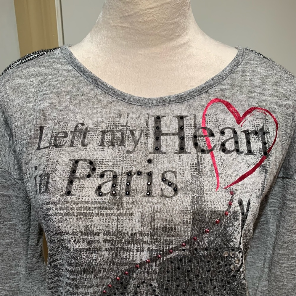 STYLE & CO. Beautiful Gray/Black lightweight top w/imprint. Scoop neckli…